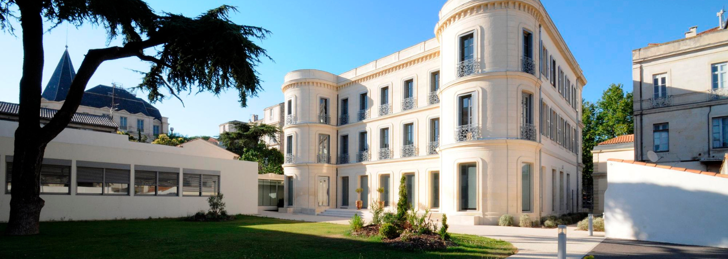 Façade du tribunal administratif de Nîmes